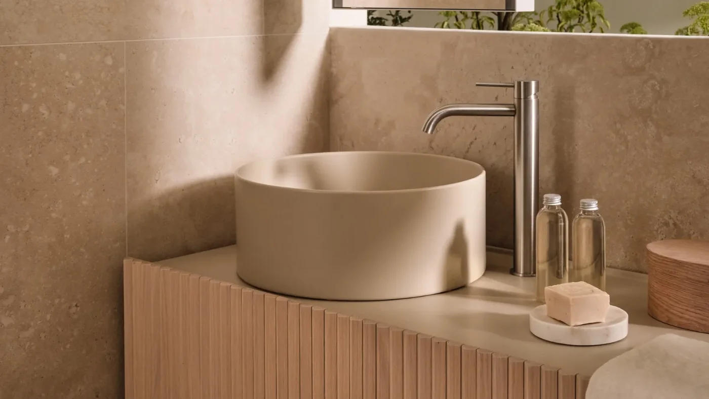 Collezione Delfo con lavabo tondo e finiture artigianali