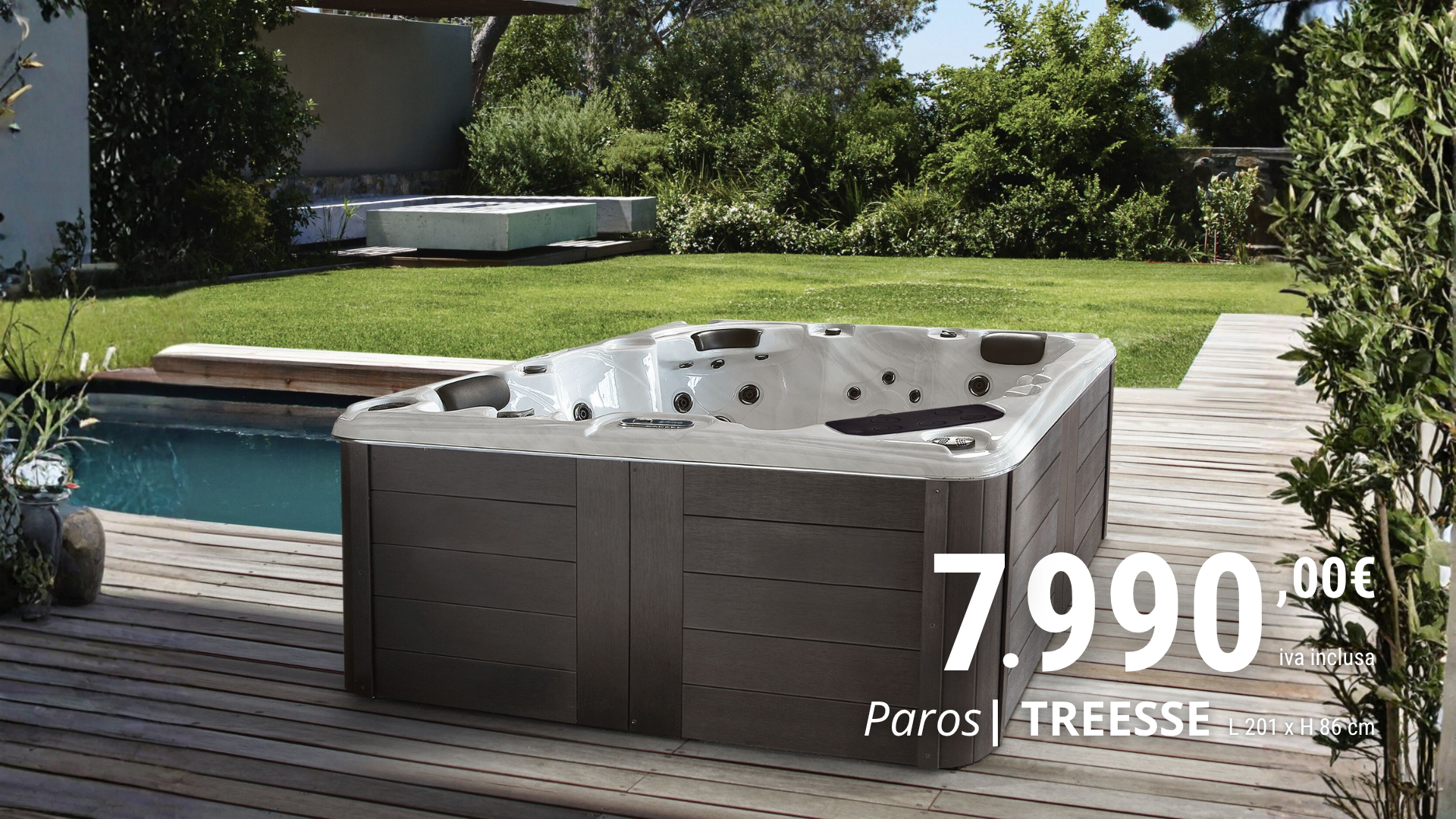 Minipiscina di design fuori terra in giardino con deck in legno e area relax.