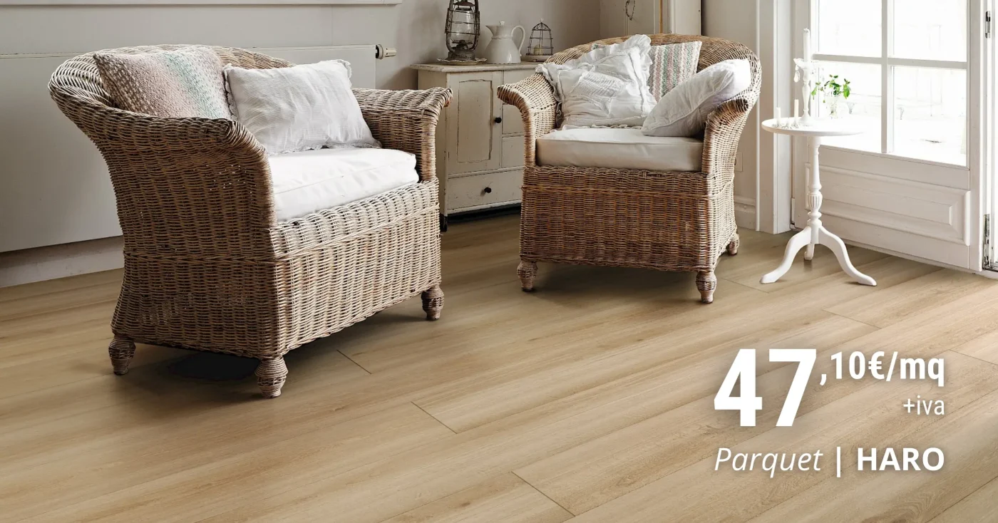 Cucina contemporanea con gres porcellanato Emilceramica Total Look Sabbia greige, arredi legno e piano nero, prezzo 21,22€/mq Garden House Palermo