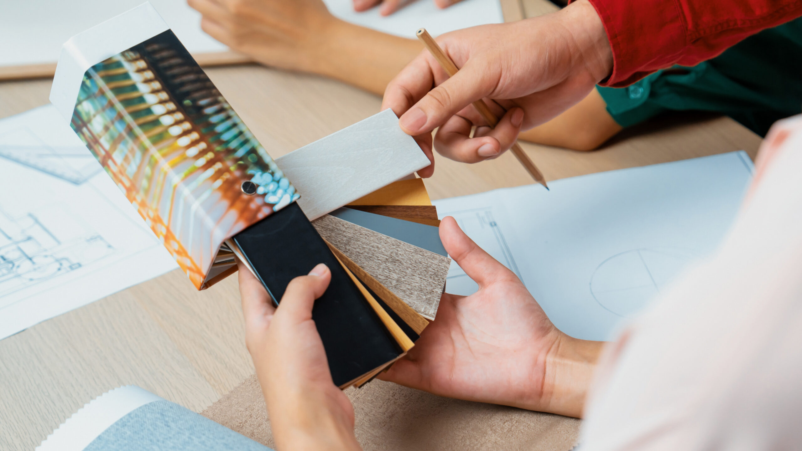 Cliente e progettista scelgono campioni di materiali durante una consulenza per la ristrutturazione