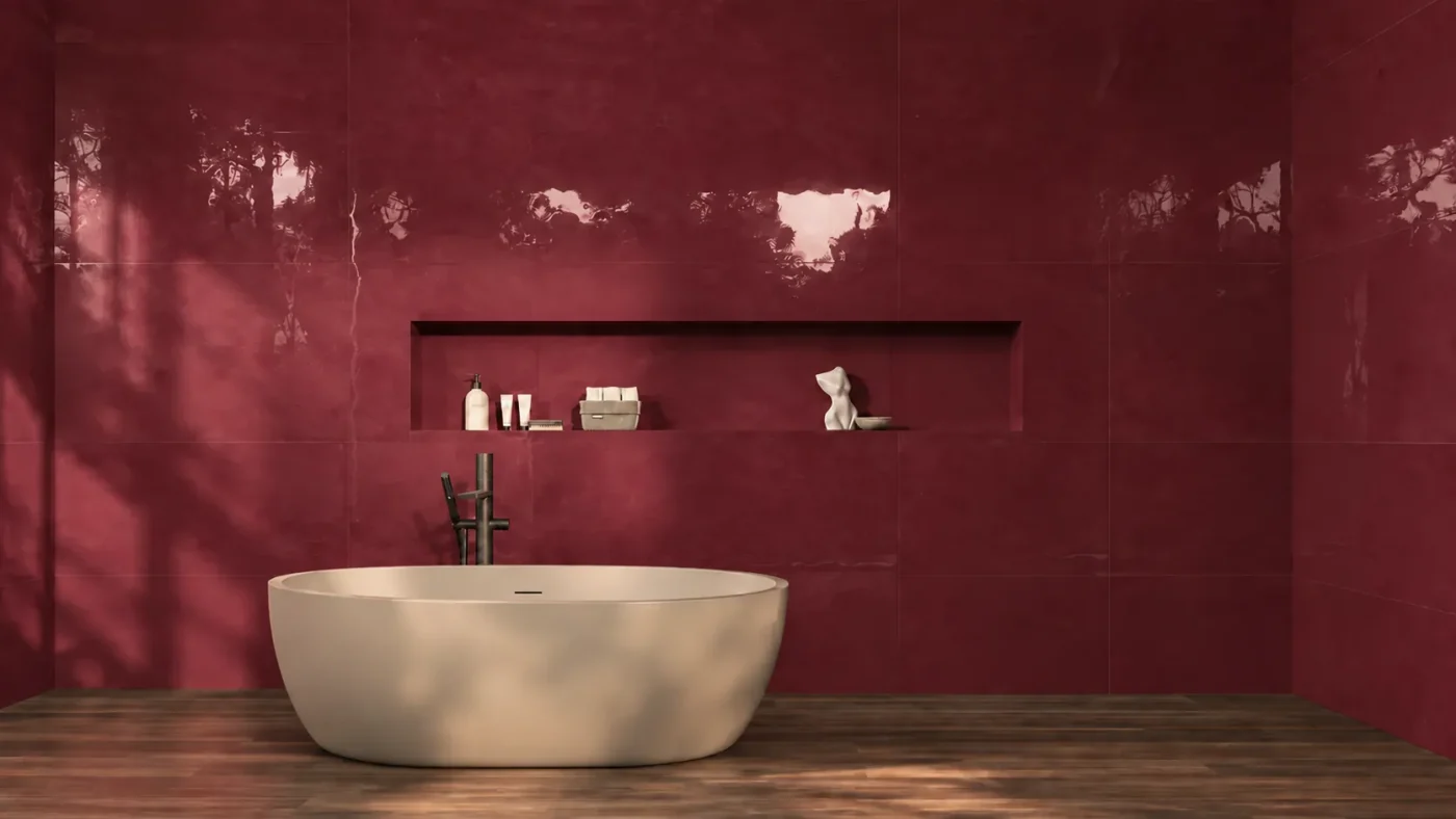 Bagno con pareti rosso borgogna, vasca freestanding chiara e nicchia a parete